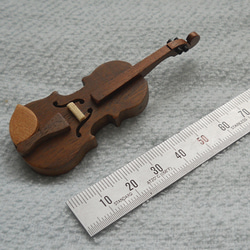 バイオリンのブローチ（ウォールナット材） 2枚目の画像