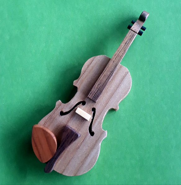 バイオリンのブローチ（楡材）※中間色で一番人気があります！ 2枚目の画像