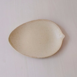 びわの形のタタラ皿（ベージュ） 2枚目の画像
