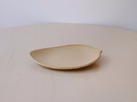 びわの形のタタラ皿（ベージュ） 3枚目の画像