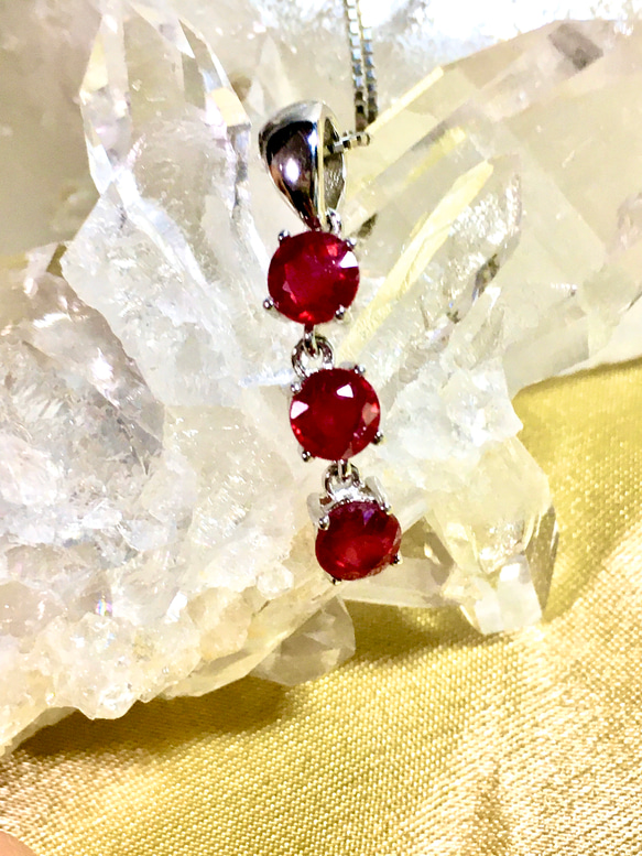 送料無料】超透明宝石質 AAAAA最高級 三連ルビーペンダントトップ 