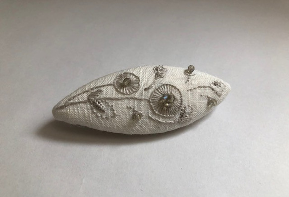 ベルギーリネンの刺繍　ブローチ　 オフホワイト 2枚目の画像