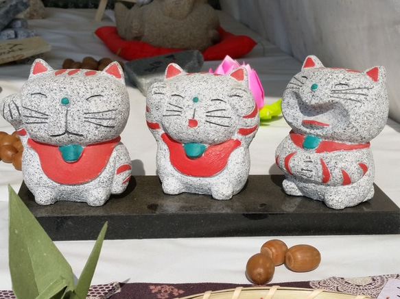 御影石・手彫り招き猫三奏隊（ 限定1セット限り） 2枚目の画像