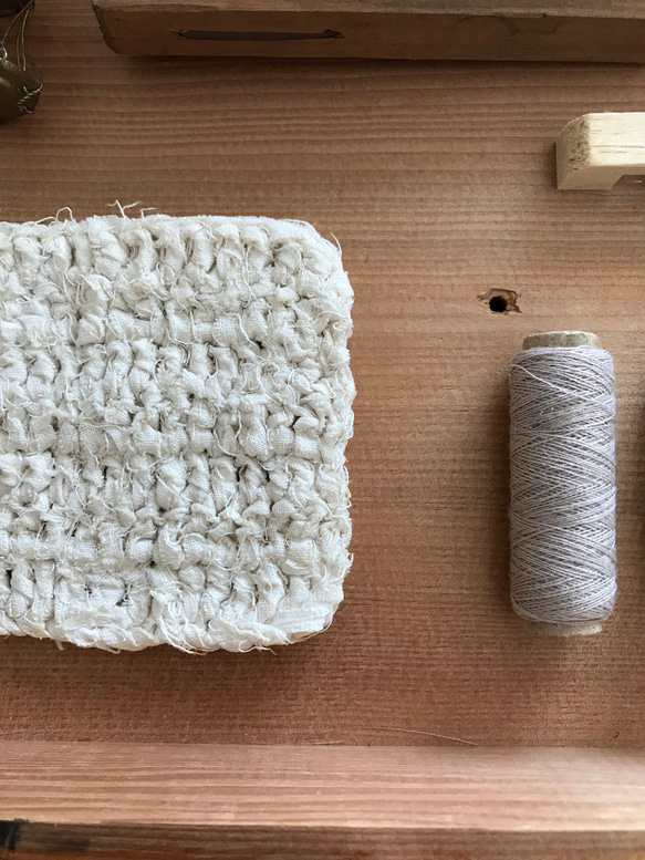 リネンの裂き編みコースター(2枚) 2枚目の画像