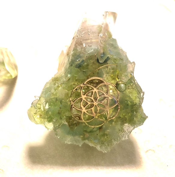 水晶ポイントクラスター型オルゴナイト☆(シードオブライフ・ライトグリーン) 4枚目の画像