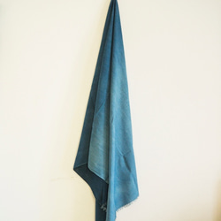 インディゴ 手織りストールL　ディープグラデーション　カンボジア産　天然藍染め 3枚目の画像