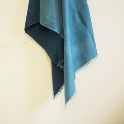 インディゴ 手織りストールL　ディープグラデーション　カンボジア産　天然藍染め 4枚目の画像