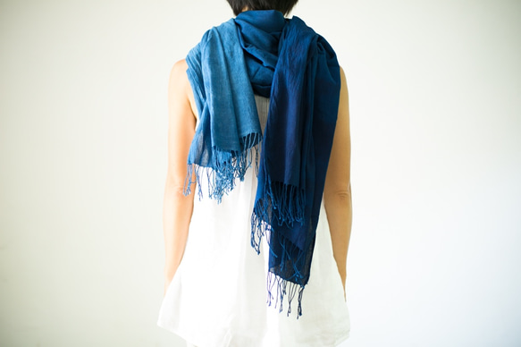 インディゴ 手織りストールL　ディープグラデーション　カンボジア産　天然藍染め 2枚目の画像