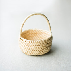 ちび手付き籠　手編み　籐素材・ロペア素材 1枚目の画像