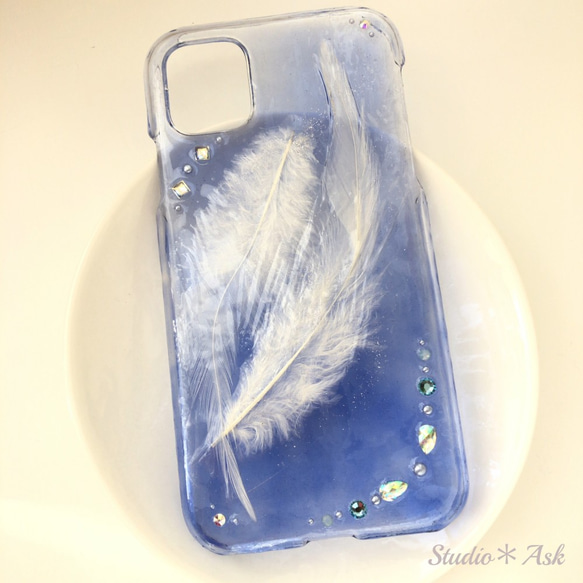 空に舞う羽のスマホケース　iPhone11 1枚目の画像