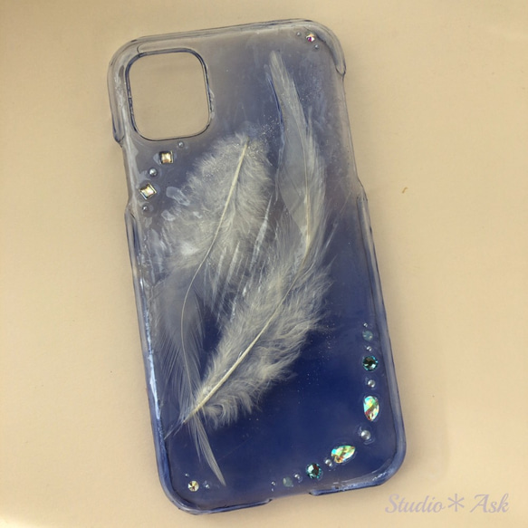 空に舞う羽のスマホケース　iPhone11 4枚目の画像