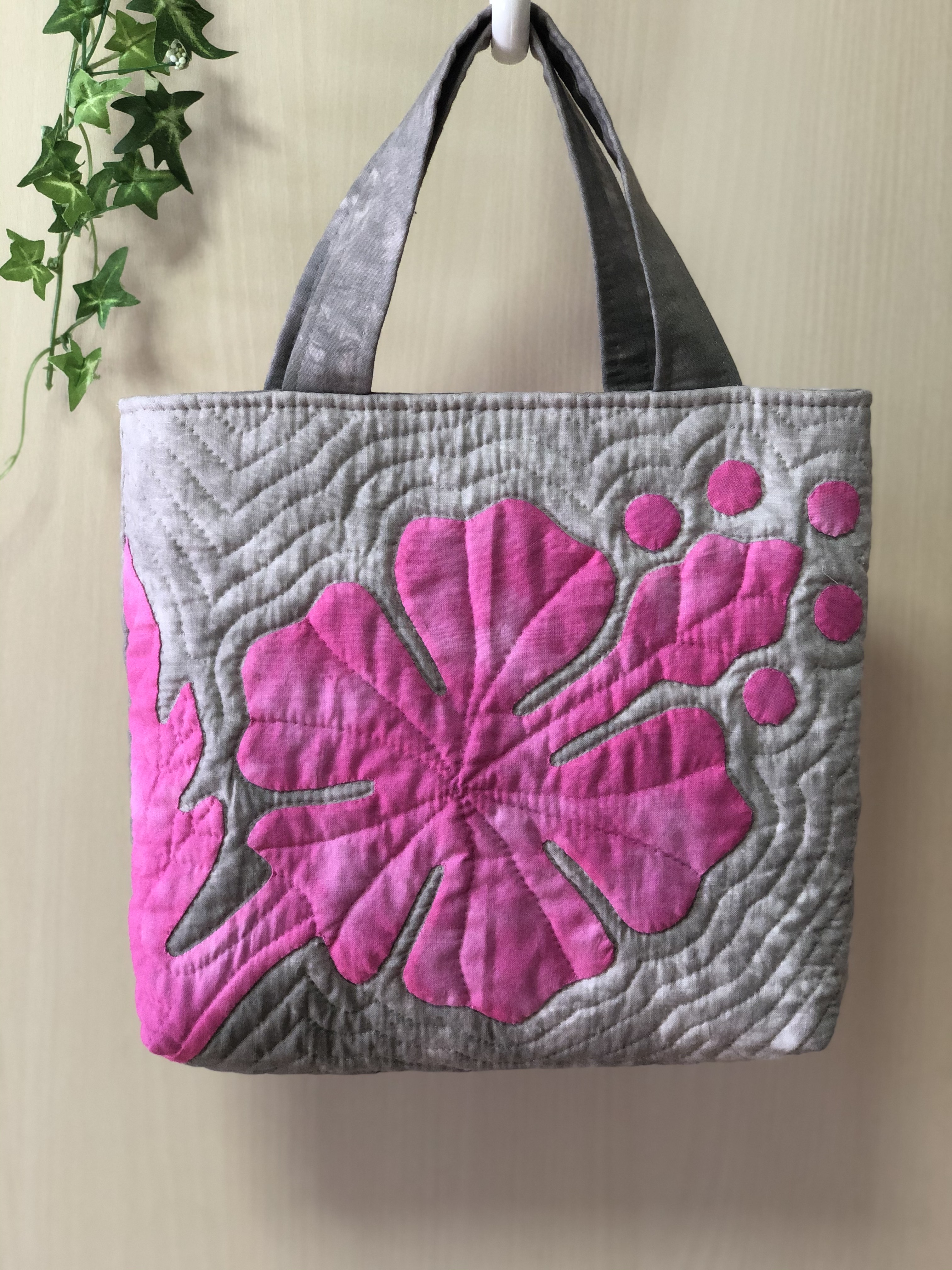 ハワイアンキルト　ハンドメイド　ハイビスカストートバッグ ハイビスカスのバッグ＊ハワイアンキルト トートバッグ