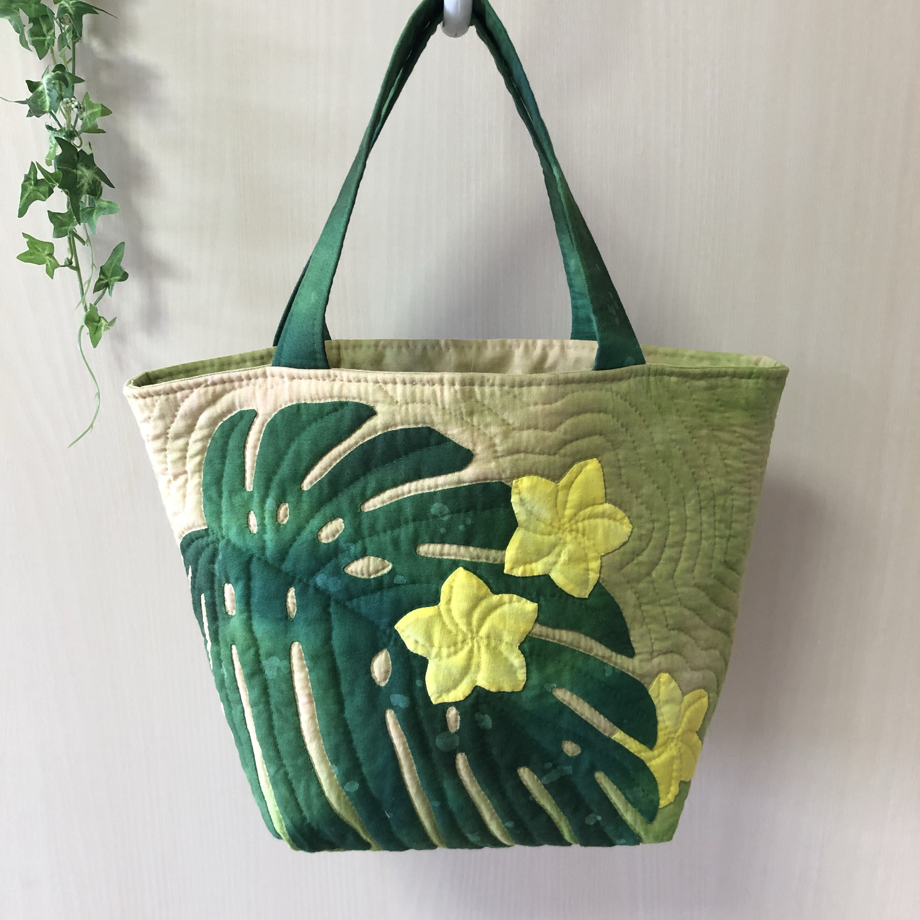 【たーたん】ハンドメイド　ハワイアンキルトバッグ　プルメリア 再販)ハワイアンキルト🌺プルメリアのトートバック(マロン