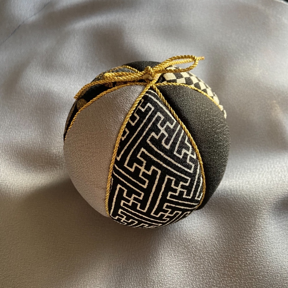 刺繍　手鞠　黒　名入れオーダー　名入れ