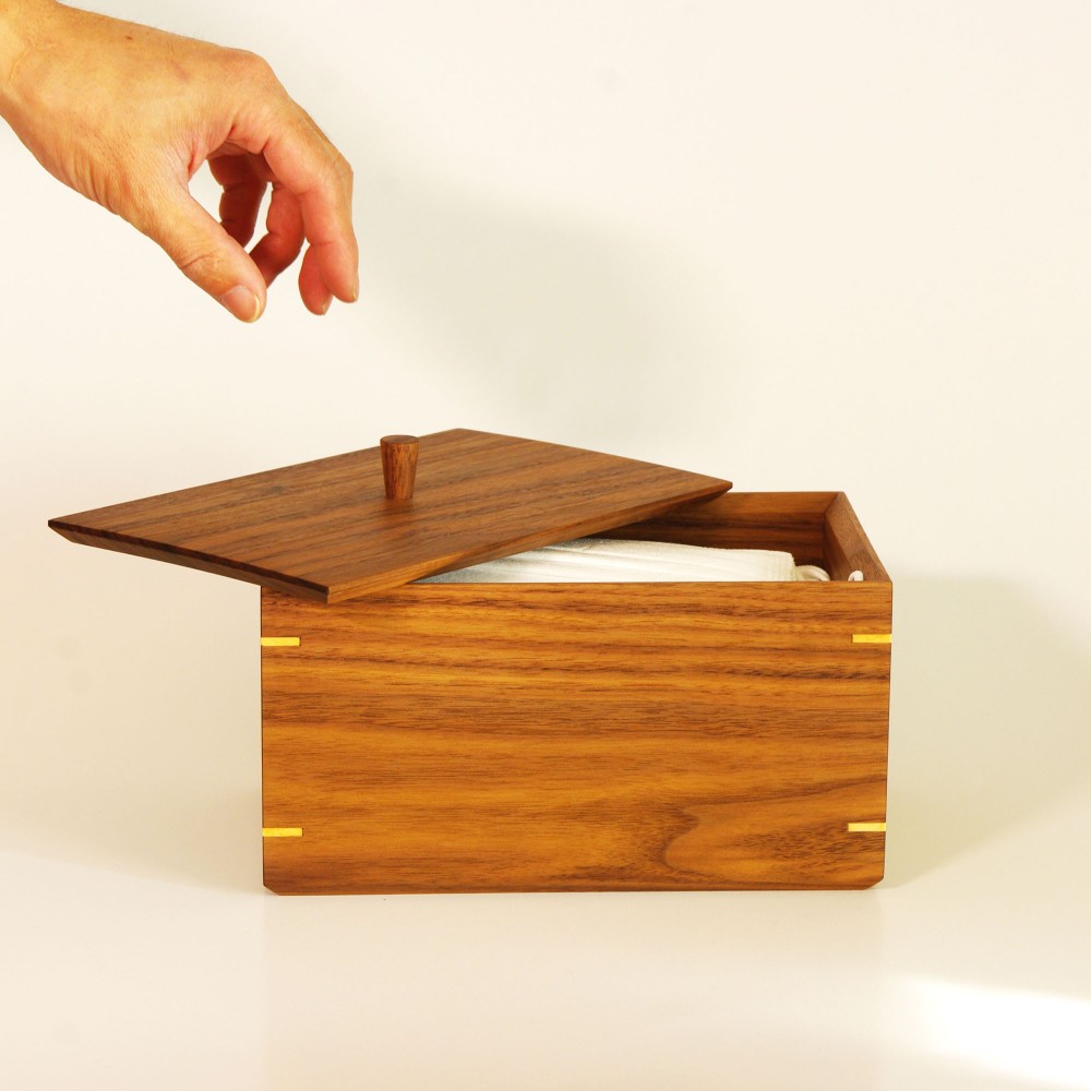 ウォールナット材の温もりのマスク入れ