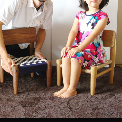 子供椅子　ハンドメイド　木の家具　キッズチェア　手編みの座面　ペーパーコード ペーパーコードで編み上げた子供用椅子 座面が柔らかく軽量