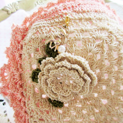 秋冬・オシャレな薔薇のレース編みマスク・パールのワンちゃんチャーム付き・替えガーゼ付き 4枚目の画像