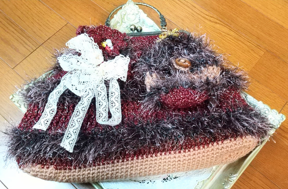 素敵!!フリンジ編みのがま口バッグ・内布付き・かぎ針編み・フラワーコサージュ＆ミニバックのバックチャーム付き 3枚目の画像