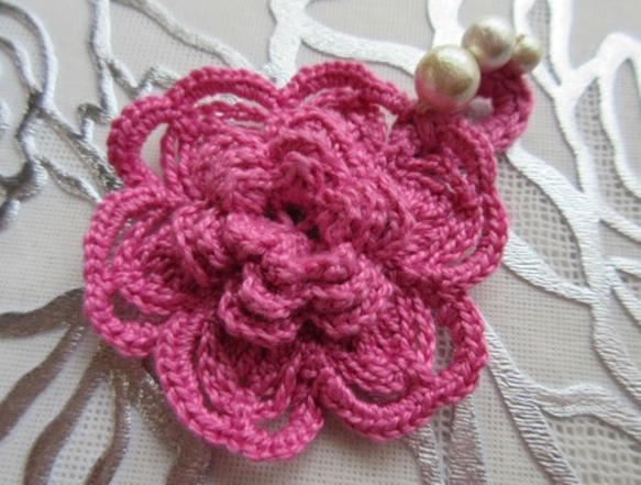 ♡コットンパールで彩るローズピンクのバラ ＊かぎ針編みお花のペンダントトップ♡ 1枚目の画像