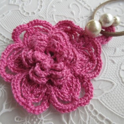 ♡コットンパールで彩るローズピンクのバラ ＊かぎ針編みお花のペンダントトップ♡ 2枚目の画像