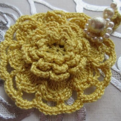 ♡コットンパールで彩る黄色のバラ＊ かぎ針編みお花のペンダントトップ♡ 1枚目の画像