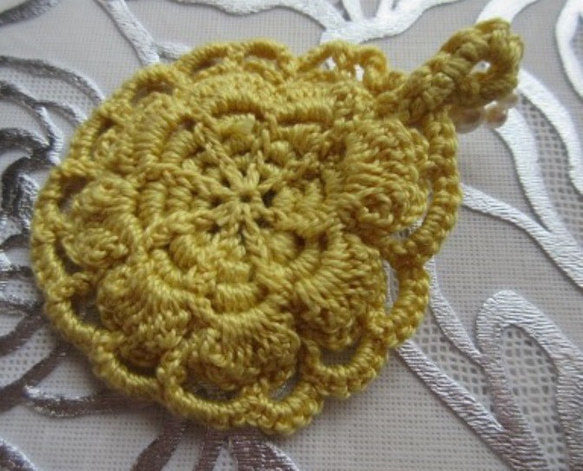 ♡コットンパールで彩る黄色のバラ＊ かぎ針編みお花のペンダントトップ♡ 3枚目の画像