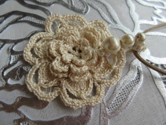 ♡ナチュラルカラーのバラ＊ かぎ針編みお花のペンダントトップ♡ 1枚目の画像