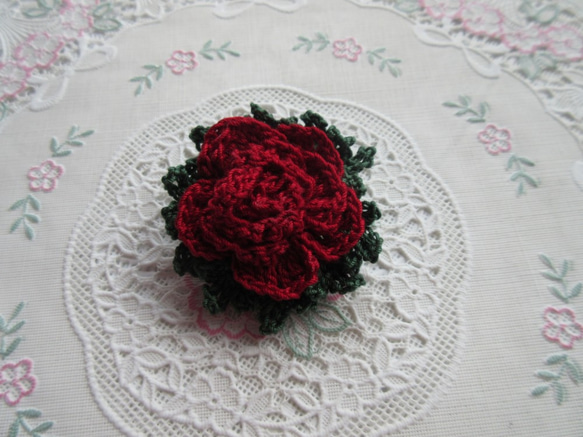 深紅の薔薇のブローチ・レース編み 1枚目の画像