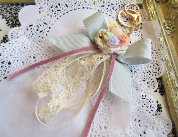 編み薔薇とオシャレパーツのバッグチャーム・キーリング・レース＆リボン 2枚目の画像