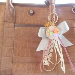 編み薔薇とオシャレパーツのバッグチャーム・キーリング・レース＆リボン 4枚目の画像