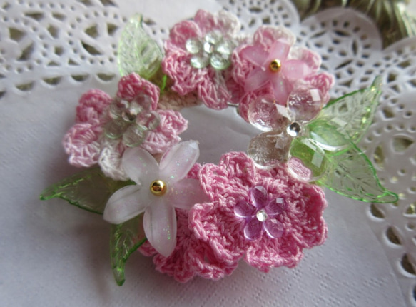 桜のリースブローチ・レース編み 3枚目の画像
