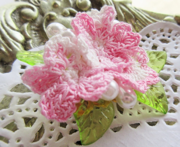 桜の花びらと雫パールのブローチ・レース編み 2枚目の画像