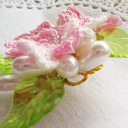 桜の花びらと雫パールのブローチ・レース編み 4枚目の画像