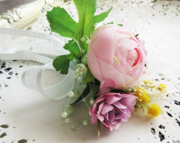 【sale】ラナンキュラスと薔薇・ミモザ・カスミ草のコサージュ 3枚目の画像