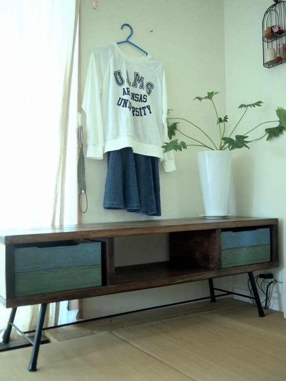アイアン製のTVボード 1枚目の画像