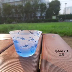 受注制作【minamo】ブルーぐい呑み 酒器 青いグラス 小魚 プレゼント ギフトやお祝いに 父の日 母の日 3枚目の画像