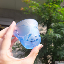 受注制作【minamo】ブルーぐい呑み 酒器 青いグラス 小魚 プレゼント ギフトやお祝いに 父の日 母の日 7枚目の画像