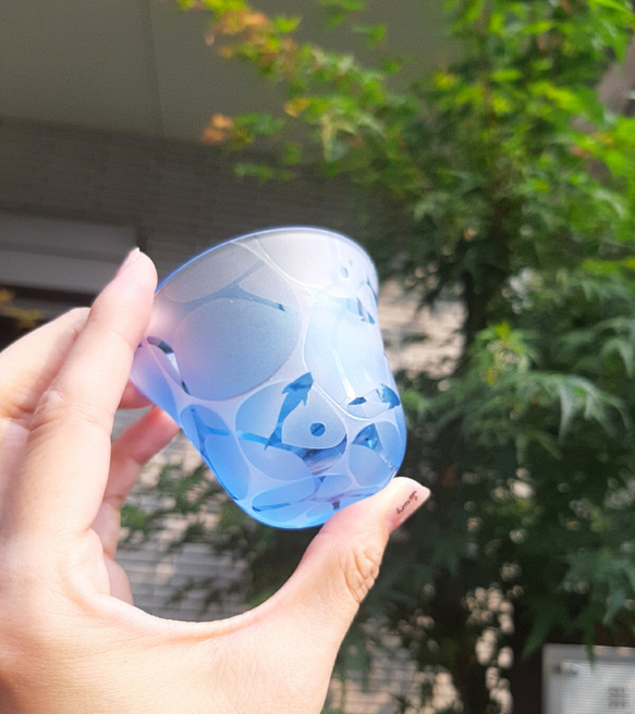 受注制作【minamo】ブルーぐい呑み 酒器 青いグラス 小魚 プレゼント ギフトやお祝いに 父の日 母の日 7枚目の画像