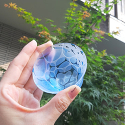 受注制作【minamo】ブルーぐい呑み 酒器 青いグラス 小魚 プレゼント ギフトやお祝いに 父の日 母の日 2枚目の画像