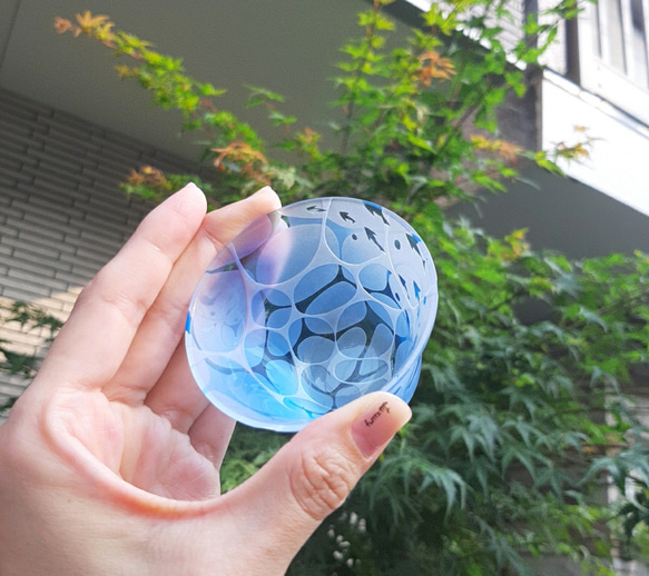 受注制作【minamo】ブルーぐい呑み 酒器 青いグラス 小魚 プレゼント ギフトやお祝いに 父の日 母の日 2枚目の画像