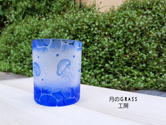 メロウグラスさんの青いお月様の作品 minamo】幻想海月 ロックグラス サンドブラスト 海グラス
