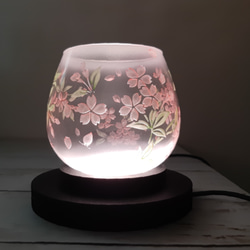 【 受注生産】さくら灯り LEDテーブルランプ サンドブラスト 彫刻 ガラスライト 1枚目の画像