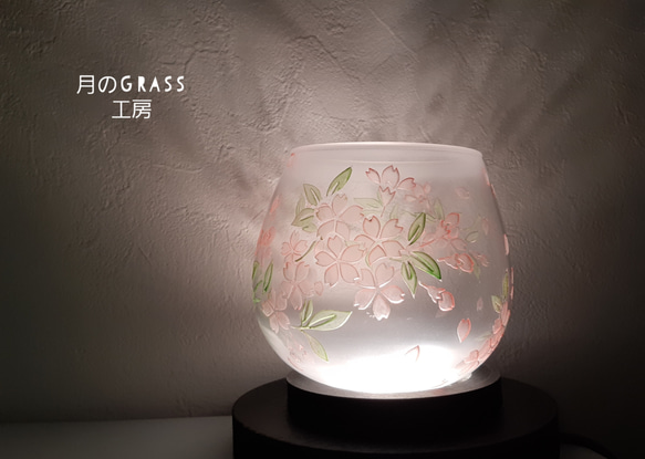 【 受注生産】さくら灯り LEDテーブルランプ サンドブラスト 彫刻 ガラスライト 2枚目の画像