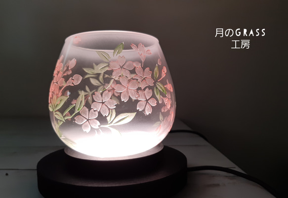 【 受注生産】さくら灯り LEDテーブルランプ サンドブラスト 彫刻 ガラスライト 3枚目の画像
