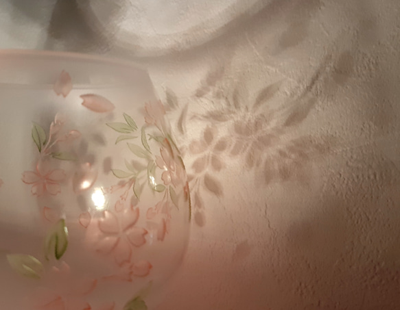【 受注生産】さくら灯り LEDテーブルランプ サンドブラスト 彫刻 ガラスライト 4枚目の画像