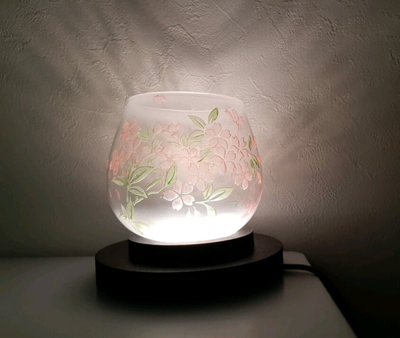 【 受注生産】さくら灯り LEDテーブルランプ サンドブラスト 彫刻 ガラスライト 5枚目の画像