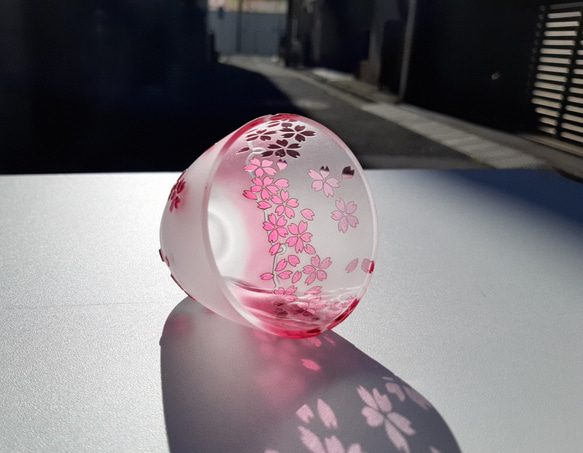 舞桜 丸ぐい呑み  春色 桜デザイン サンドブラスト 3枚目の画像
