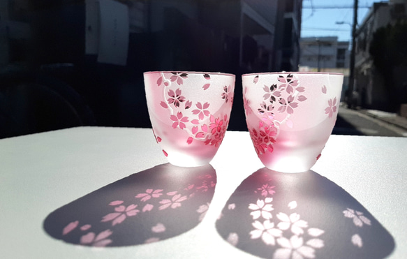 舞桜 丸ぐい呑み  春色 桜デザイン サンドブラスト 1枚目の画像