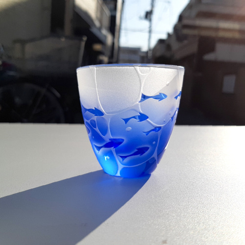 minamo 】小魚 ぐい呑み サンドブラスト彫刻 青いグラス ギフトや