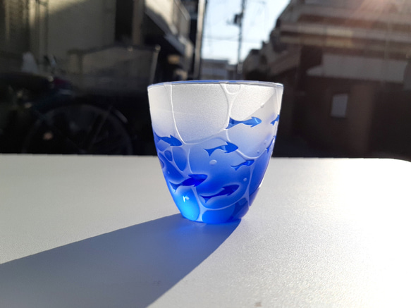 【 minamo 】小魚  ぐい呑み サンドブラスト彫刻 青いグラス ギフトやお祝い 父の日 母の日 1枚目の画像